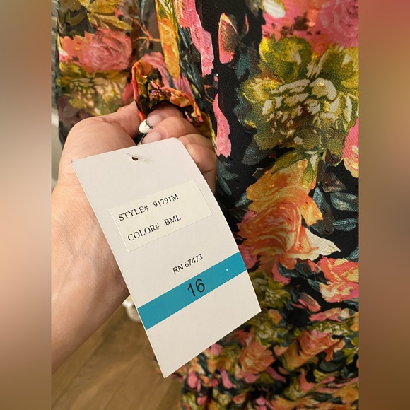 Plus Dress - Picture 9 of 9